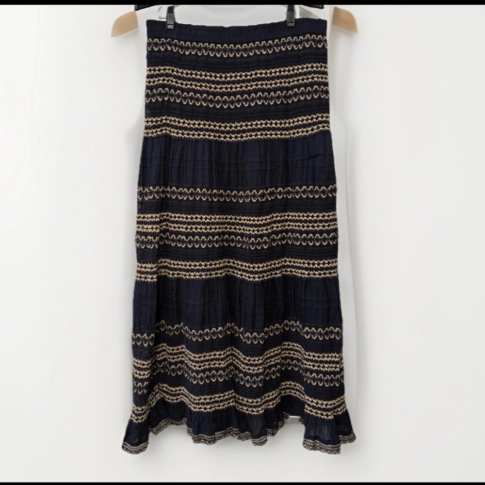 Chico's size 2 (women’s large or 12 equivalent) Navy and Tan Patterned Skirt